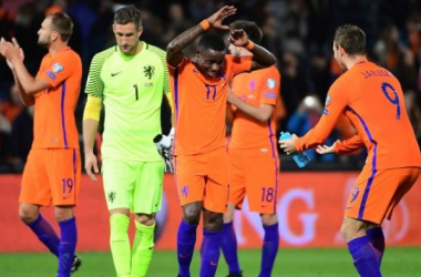 Holanda vence en un mal partido que decidió Memphis