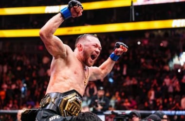 Petr Yan celebra la victoria con su cinturón / UFC