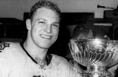 Bobby Hull con la Stanley Cup de 1961 | Foto: AP