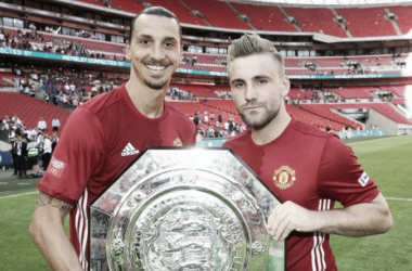 Shaw feliz por conseguir su primer trofeo con el Manchester United