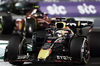 Max Verstappen e Charles Leclerc travam batalha nas voltas finais nas ruas de Gidá (Foto: Divulgação / F1)