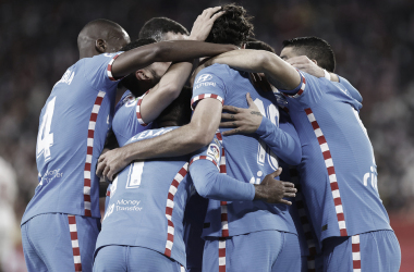 El equipo celebrando su gol en el Sánchez Pizjuán | Foto: Atlético de Madrid