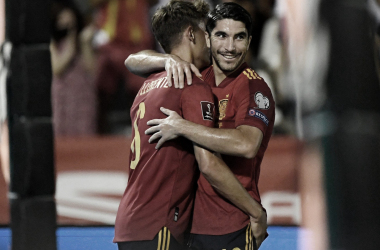 Carlos Soler celebra con Marcos Llorente un gol anotado con la Selección Española | Foto: @SeFútbol