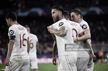 Sergio Ramos señalándose el escudo del Sevilla FC tras su gol contra el PSV Eindhoven | Foto: Gettyimages