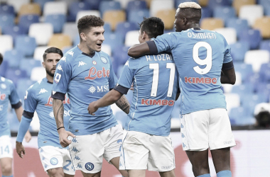 Napoli marca cinco vezes no segundo tempo, goleia Genoa e assume liderança da Serie A