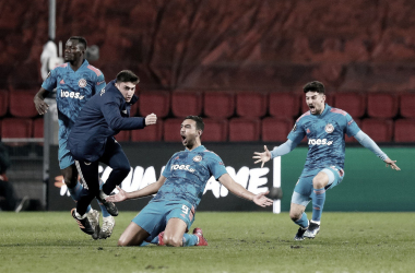 Olympiacos marca na reta final e elimina PSV da Europa League