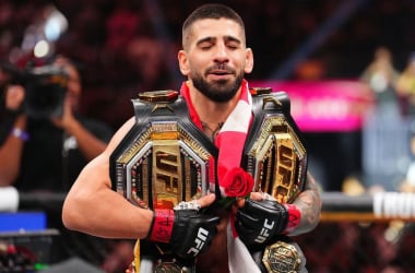 Ilia Topuria, con sus dos cinturones de campeón / GETTY