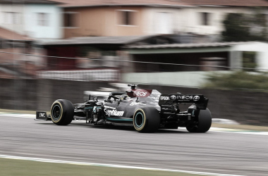 Lewis Hamilton é o mais rápido do TL1 no GP do Brasil; RBRs atrás