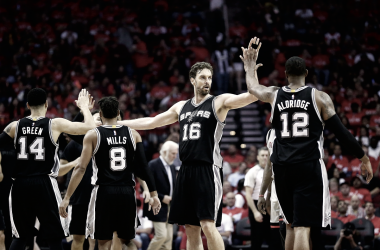 Los Spurs logran entrar a su 21º temporada consecutiva a los playoffs
