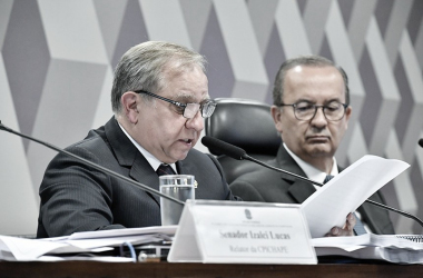 Izalci Lucas e Jorginho Mello (relator e presidente da CPI, respectivamente)  durante leitura do Relatório&nbsp;<div>(Foto: Waldemir Barreto/ Agência Senado)</div>