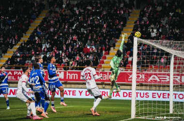 Ander Astralaga despeja un balón | Foto: LaLiga