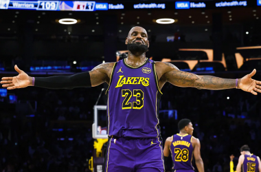 LeBron James con los Angeles Lakers en un enfrentamiento frente a los Golden State Warriors | Fuente: Los Angeles Lakers