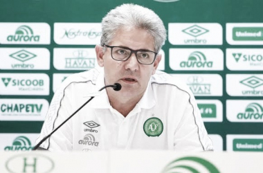 Dirigente da Chapecoense segura técnico Louzer e detona Cruzeiro: "Tem que cair"