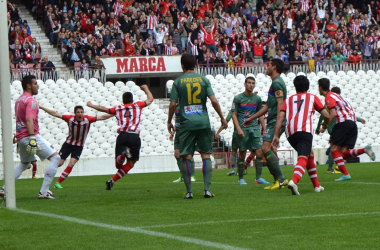 El Bilbao Athletic aguanta con diez y pasa de ronda