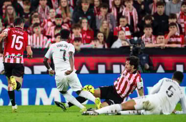 Lucha por el balón en el encuentro del miércoles. / Fuente: Athletic Club
