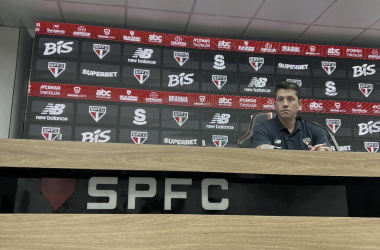 Thiago Carpini fala sobre a arbitragem após derrota do São Paulo no San-São: “Se sentiu um pouco pressionada”