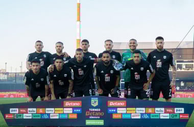 IDEA CLARA. Deportivo Riestra tiene una ideología de juego clara es defenderse con mucha gente y lastimar en los momentos justos. Foto: Web