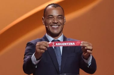 ÚLTIMO BOMBO. Cafú en el sorteo de 2022, fue el encargado de sacar la bolilla de Argentina. Foto: Web