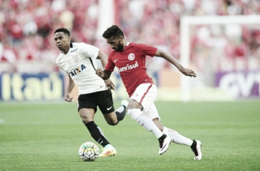 Corinthians bate Internacional com gol de Elias e alcança liderança do Brasileirão