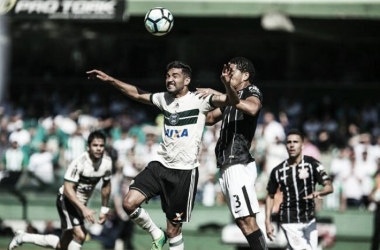 Em duelo de forte marcação, Coritiba e Corinthians empatam sem gols