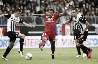 Chuva de gols e brasileiro expulso: Angers e Lyon empatam em partida caótica