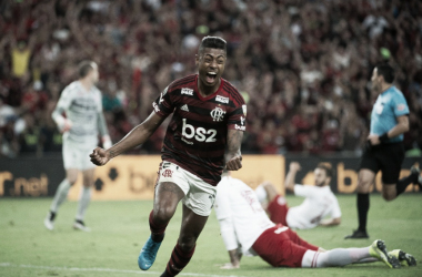 Em noite inspirada de Bruno Henrique, Flamengo larga na frente do Inter na Libertadores