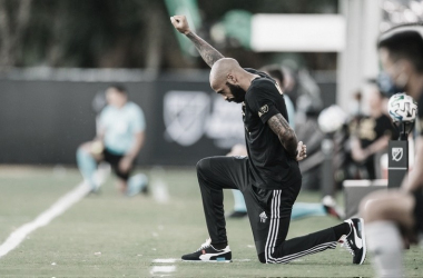 Técnico do Montreal, Thierry Henry fica 8 min e 46 seg ajoelhado em homenagem a George Floyd&nbsp;