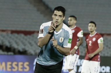 Uruguai marca no fim e supera Chile na primeira rodada das Eliminatórias da Copa