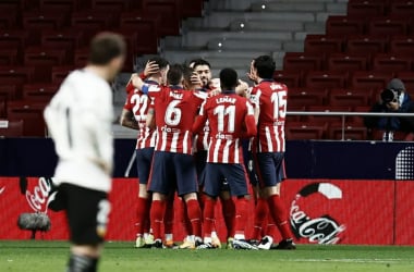 Un brillante Atlético remontó al Valencia y afianza el liderato