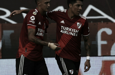 Enzo Pérez abraza a Matías Suárez, quién marcó el único gol del partido. Foto: River Oficial.