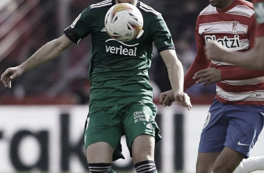 Alberto Montoro persiguiendo a un rival durante el partido. Foto vía Instagram oficial del Granada CF