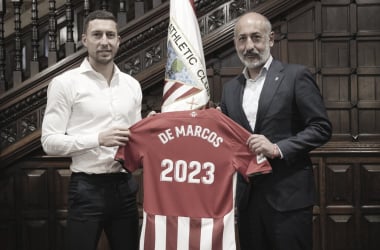 De Marcos posa con su camsieta de 2023 / Fuente: Athletic Club&nbsp;