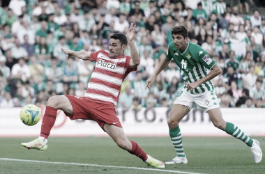 Jorge Molina peleando un balón durante el partido. Foto vía Instagram oficial del Granada