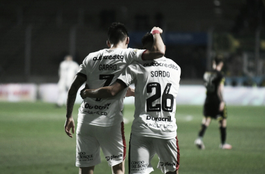 Sordo abraza a la figura del partido, el número 7 marcó dos goles para la victoria.<div>Foto: Newell's old boys</div>