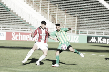 Cauteruccio pelea ante el jugador de Sarmiento.<div>Su gol no fue suficiente para Aldosivi.</div><div>Foto: CA Aldosivi&nbsp;</div>