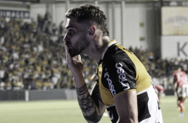 Com gol de Felipe Vizeu, Criciúma vence Vila Nova e entra no G-4