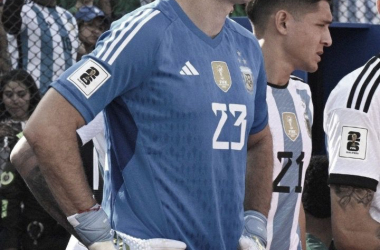 Emiliano Martínez no sufrió jugadas de peligro en La Paz. Foto: Clarín.