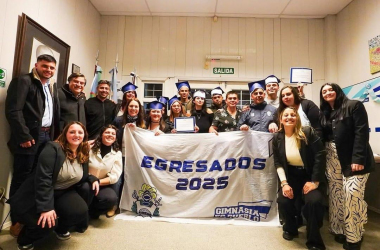 El equipo de la Agrupación Gimnasia es Pueblo junto a los Egresados 2025. PH: Soledad Areal