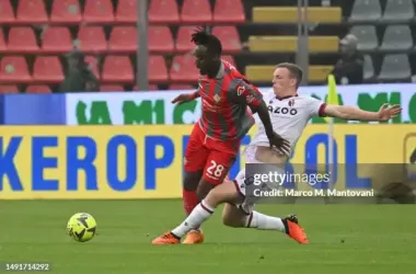 CREMONA, ITALY - MAY 20: Soualiho Meité of US Cremonese and Lewis Ferguson of Bologna FC fight for the ball during the Serie A match between US Cremonese and Bologna FC at Stadio Giovanni Zini on May 20, 2023 in Cremona, Italy. (Photo by Marco M. Mantovani/Getty Images)