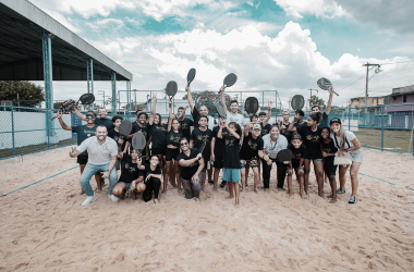 Queimados (RJ) recebe, neste sábado (16), a 2ª etapa do projeto do Follow the Future com iniciação de Beach Tennis para quase 100 crianças e capacitação de professores