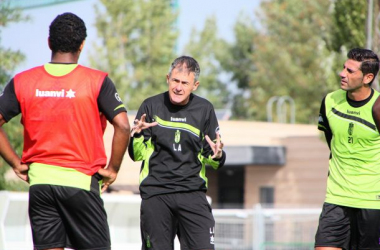 El Granada entrena con las ausencias de Brahimi y Yebda