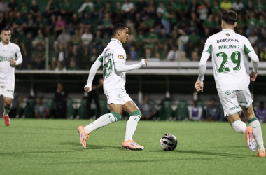 Com grande atuação de seu sistema defensivo, o América-MG saiu com os 3 pontos em Chapecó. Foto: Rafael Bressan/ACF