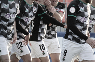 El capitán Íñigo abraza al goleador en la tarde que marcó su primer hat-trick. Imagen:&nbsp;www.elgoldeoro.com