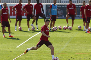 Gameiro recibe el alta y entrena con el resto del grupo