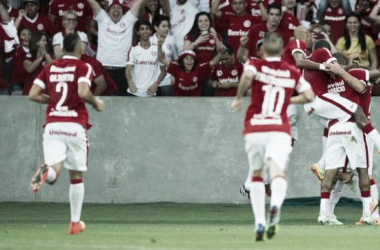 Com gol no último minuto, Internacional bate Atlético-MG e entra no G-4