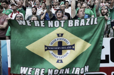 &quot;Não somos o Brasil&quot;: bandeira em jogo da Irlanda do Norte recorda música