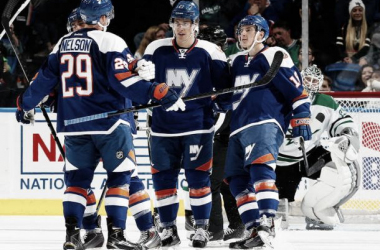 Em jogo de 12 gols, Islanders passam pelos Stars