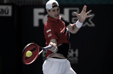 Isner avanza a cuartos con autoridad