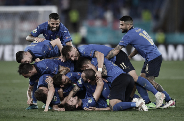 Italia da una cátedra de fútbol y avanza a octavos de final