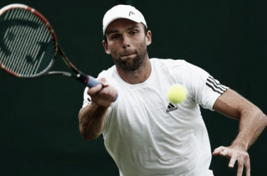 Karlovic disfruta en el césped